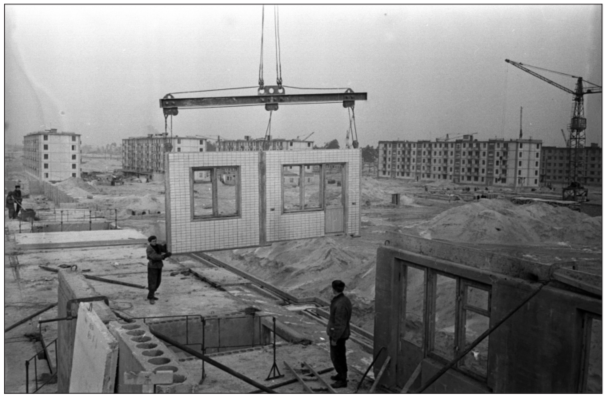Prefabricated panel construction in the 60s. Source: Malaia (2020)